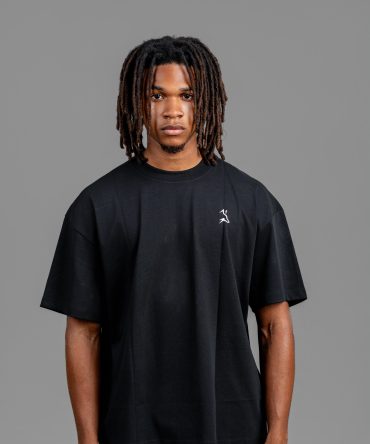 "The weight of discipline is lighter than the weight of regret." La pièce maîtresse du drop MOFITNESS. Ce T-shirt n'est pas seulement un vêtement, c'est une armure de coton lourd conçue pour ceux qui exigent l'excellence. Avec son grammage supérieur de 220g et son marquage signature au dos, il impose une présence physique et une carrure structurée. "Limited in quantity. Unlimited in impact."