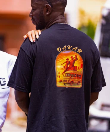 T-shirt streetwear Dakar DOOF_DKR - Allie style urbain sénégalais et identité culturelle. Au dos, une illustration unique du Monument de la Renaissance Africaine et d'un car rapide typique évoque l'âme de Dakar.