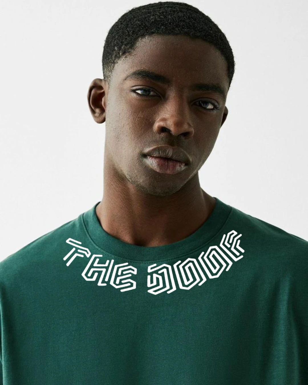 Le t-shirt GAUCHO : le luxe streetwear réinventé à Dakar. Pour les esprits libres qui apprécient le raffinement audacieux, ce vêtement mode urbaine Sénégal premium arbore « The Doof » en typographie futuriste luxueuse sur le col. Le dos affirme ta présence avec un « TD » cornu blanc imposant sur fond violet vibrant.