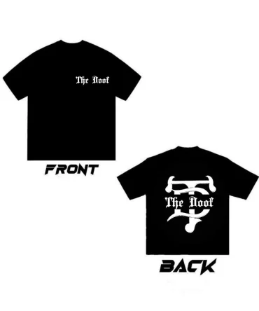 Le t-shirt KHADIJA : l'essentiel pour ceux qui n'ont pas besoin d'en faire trop pour exister. Sur le devant, « The Doof » en old english discret sur la poitrine gauche — une signature, pas un cri. Au dos, le logo TD cornu imposant surmonté de « The Doof » en old english. Le minimalisme comme forme d'arrogance.