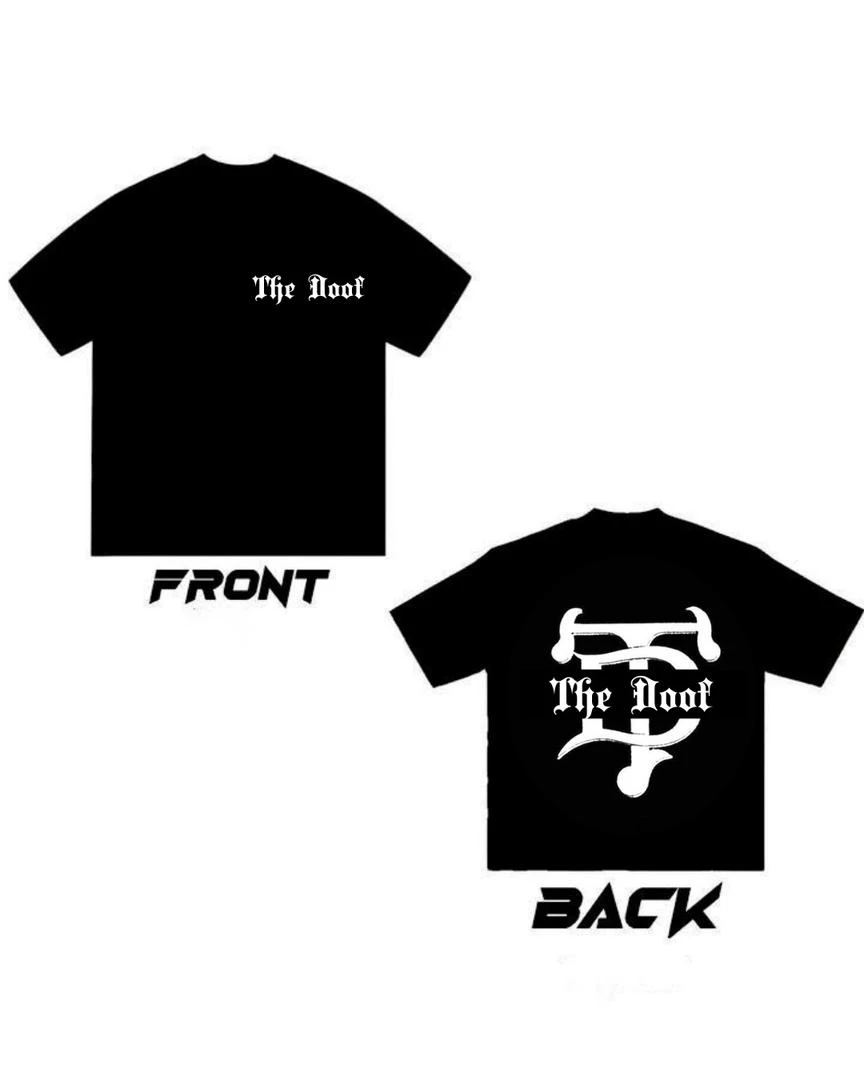 Le t-shirt KHADIJA : l'essentiel pour ceux qui n'ont pas besoin d'en faire trop pour exister. Sur le devant, « The Doof » en old english discret sur la poitrine gauche — une signature, pas un cri. Au dos, le logo TD cornu imposant surmonté de « The Doof » en old english. Le minimalisme comme forme d'arrogance.