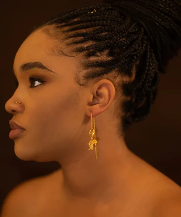 Amy est le modèle qui vous permettra de compléter votre boîte à bijoux : des paires de boucles d'oreilles fantaisistes, minimalistes et tout en fluidité. Taille : 13cm - Standard