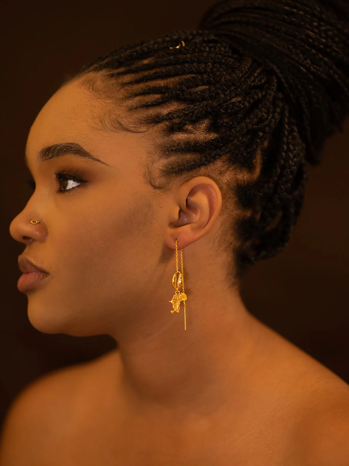 Amy est le modèle qui vous permettra de compléter votre boîte à bijoux : des paires de boucles d'oreilles fantaisistes, minimalistes et tout en fluidité. Taille : 13cm - Standard