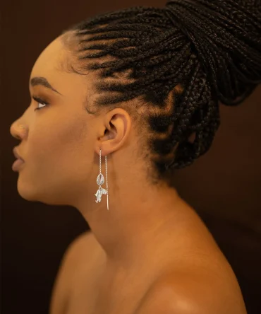 Amy est le modèle qui vous permettra de compléter votre boîte à bijoux : des paires de boucles d'oreilles fantaisistes, minimalistes et tout en fluidité. Taille : 13cm - Standard