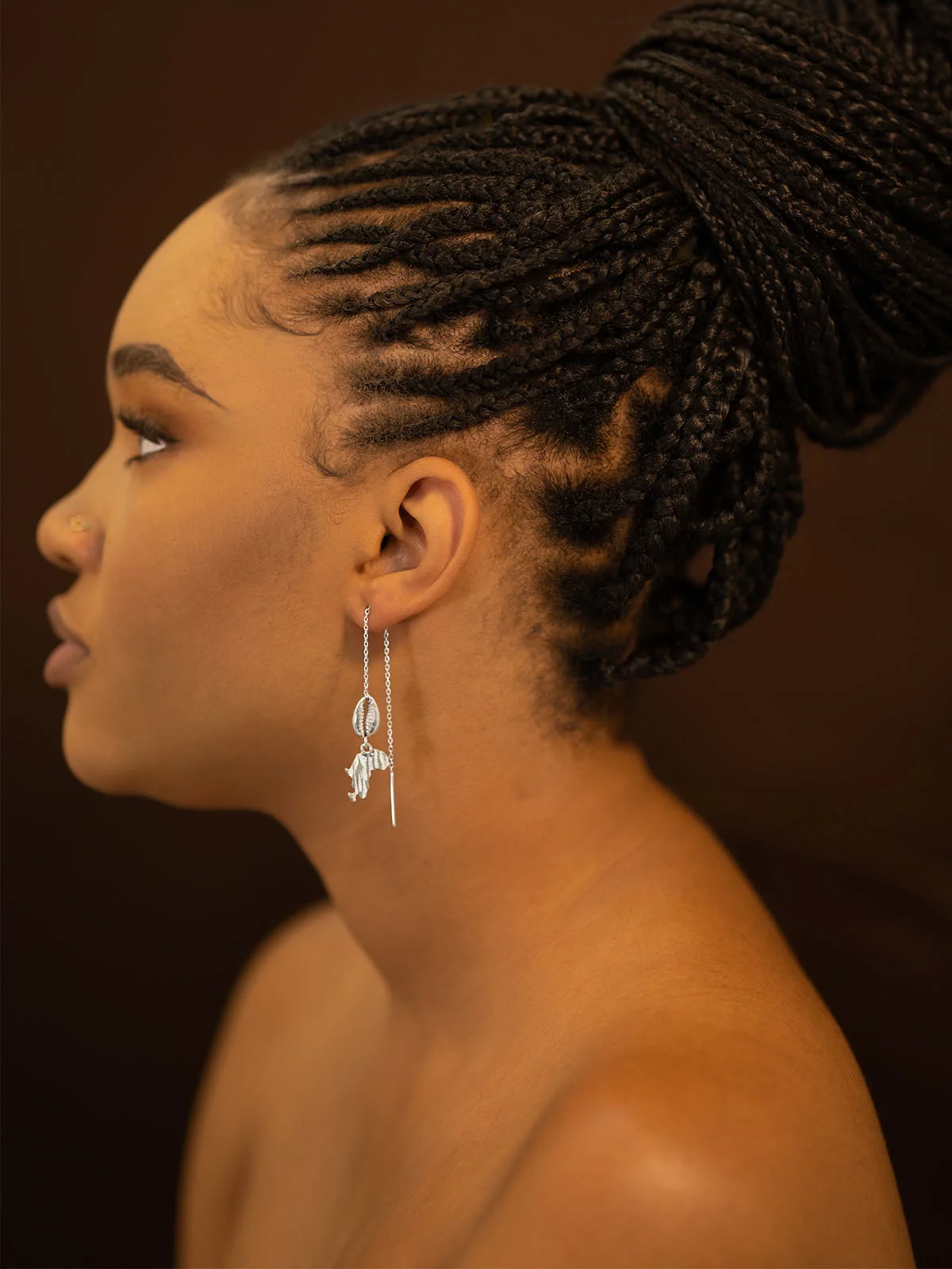 Amy est le modèle qui vous permettra de compléter votre boîte à bijoux : des paires de boucles d'oreilles fantaisistes, minimalistes et tout en fluidité. Taille : 13cm - Standard