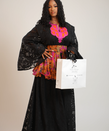 Ensemble "Éclat Noir" – Dentelle Sculptée & Peplum Floral