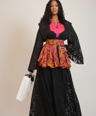Ensemble "Éclat Noir" – Dentelle Sculptée & Peplum Floral