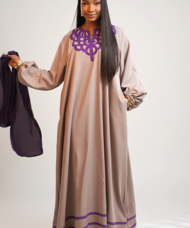 Robe Majestueuse "Nadia Design" – Taupe & Violet Impérial