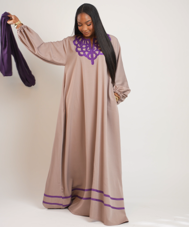 Robe Majestueuse "Nadia Design" – Taupe & Violet Impérial