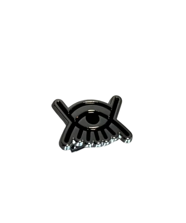 Symbole de l’univers et de l’omniprésence divine. L’Adinkra Kojo Baiden représente l’œil omniscient de Dieu, un idéogramme puissant qui rappelle la présence constante du divin dans le cosmos. Ses résonances chrétiennes et spirituelles en font un signe universel de vigilance, de protection et de connexion entre l’homme et l’infini.