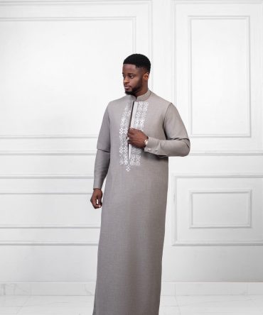 Qamis Héritage Gris Sable & Broderies Argentées – Maison de Couture Siir