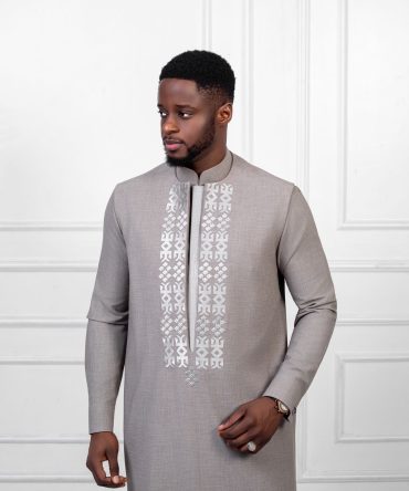 Qamis Héritage Gris Sable & Broderies Argentées – Maison de Couture Siir