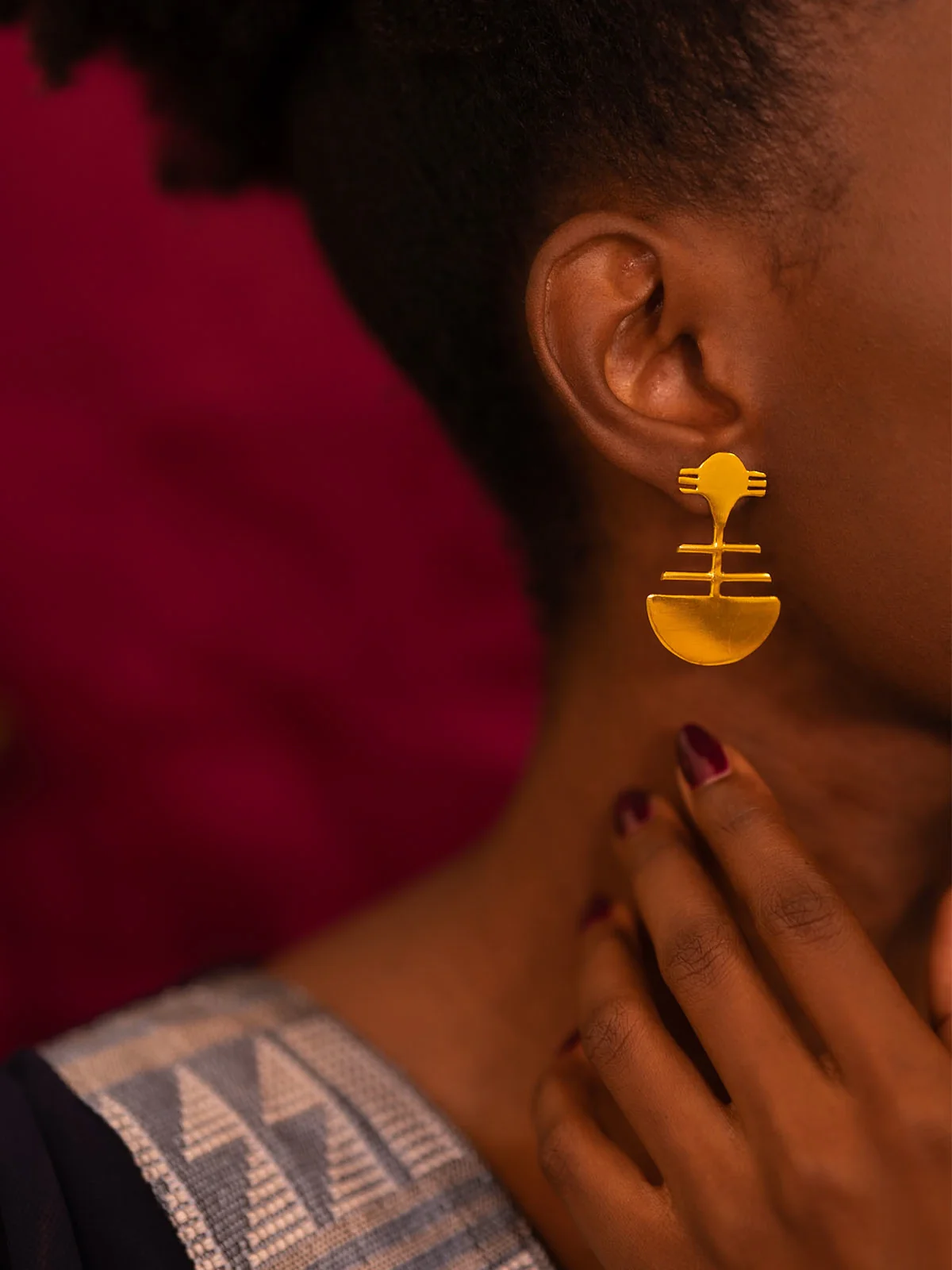 La collection Kora fait partie de notre collection de lancement et orne notre logo. Il s'agit d'un instrument de musique traditionnel d'Afrique de l'Ouest appartenant à la famille des harpes et ayant traversé les âges. A défaut d'entendre ses sonorités, laissez vous porter par son élégance et sa modernité au travers de la gamme Kora. Tailles : 2cm - mini 4cm - standard
