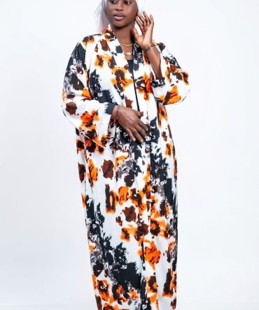 Affirmez votre style avec élégance et caractère. Le Kimono Long "Solaire" est une pièce fluide et audacieuse, mariant un imprimé graphique vibrant à une coupe majestueuse. Conçu pour la femme Maison d’Éclat qui aime conjuguer confort absolu et présence magnétique.